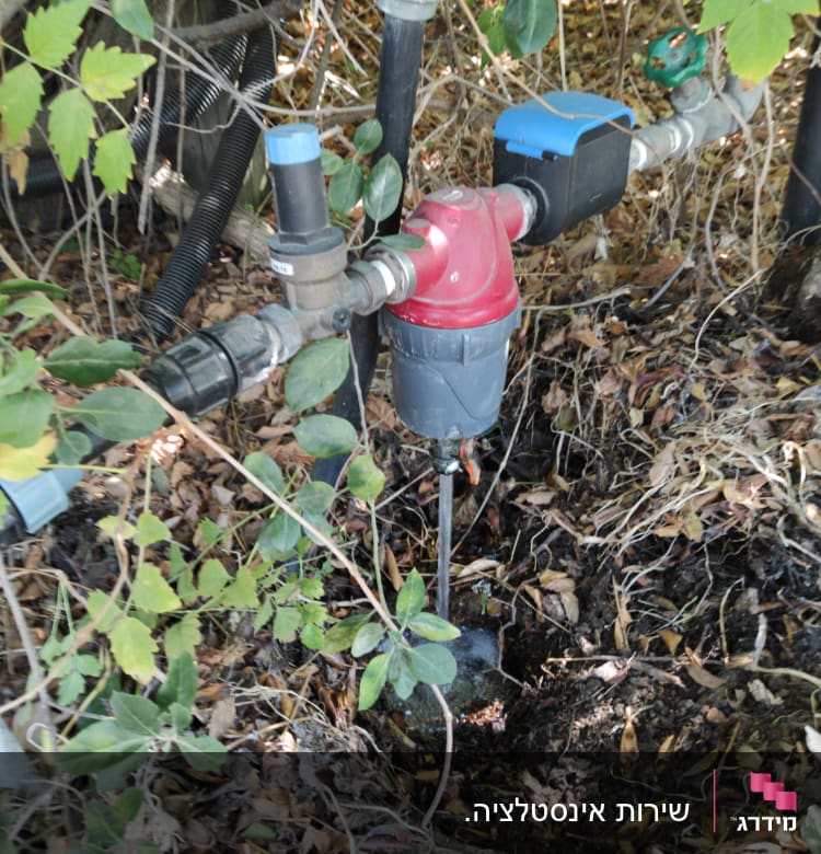 צינורות ומחברים במערכת השקיה בגינה